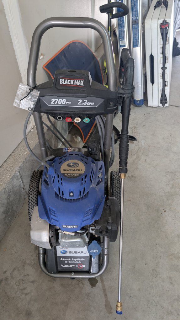 Black Max 2700 PSI 2.3 GPM Gas Pressure Washer with Subaru EA175V Engine