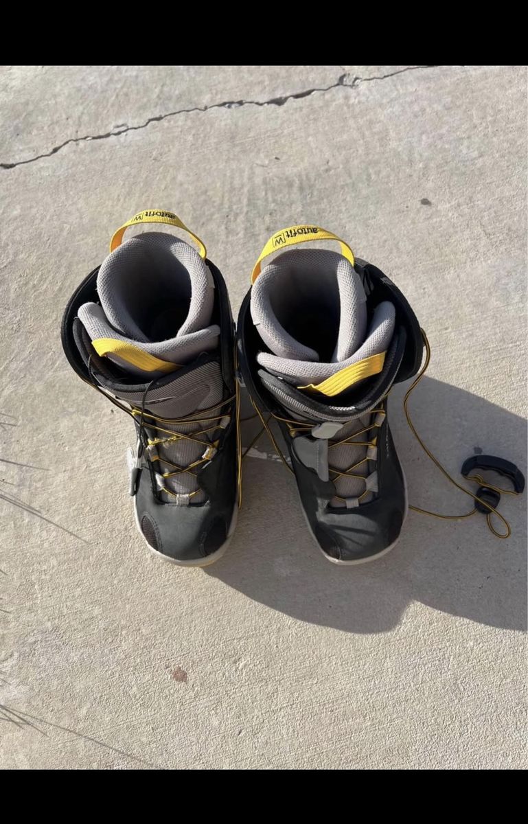 Snowboard boots