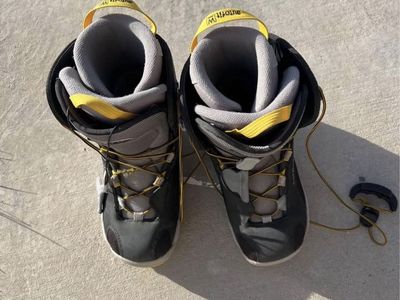 Snowboard boots