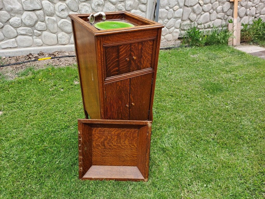 Vintage Columbia Grafonola with Large Shellac Record Collection from 1930s and 40s.