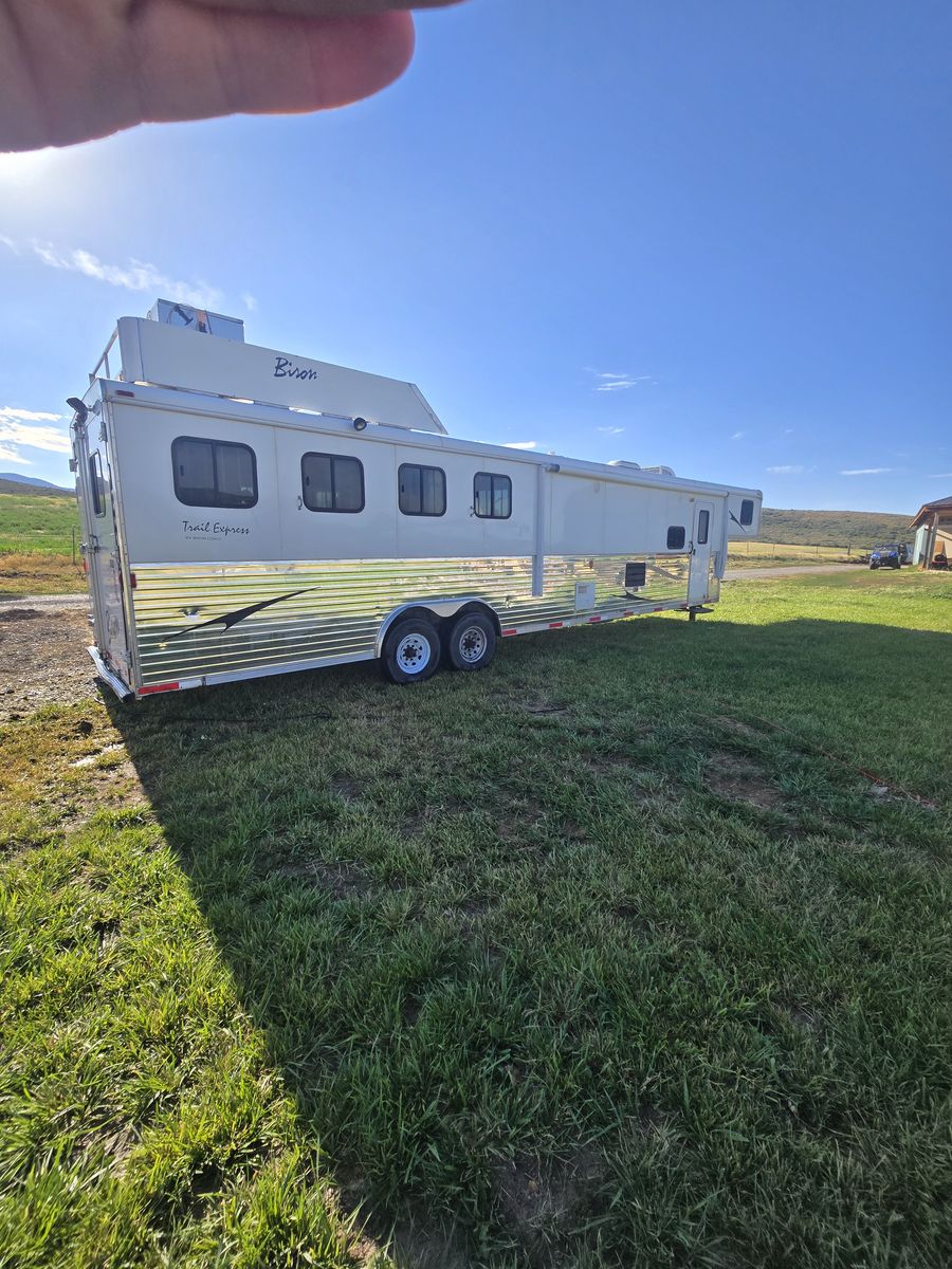 2014  Bison 4 Horse LQ W Bunk beds