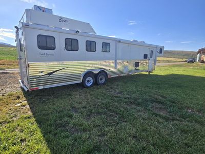 2014 Bison 4 Horse LQ W Bunk beds