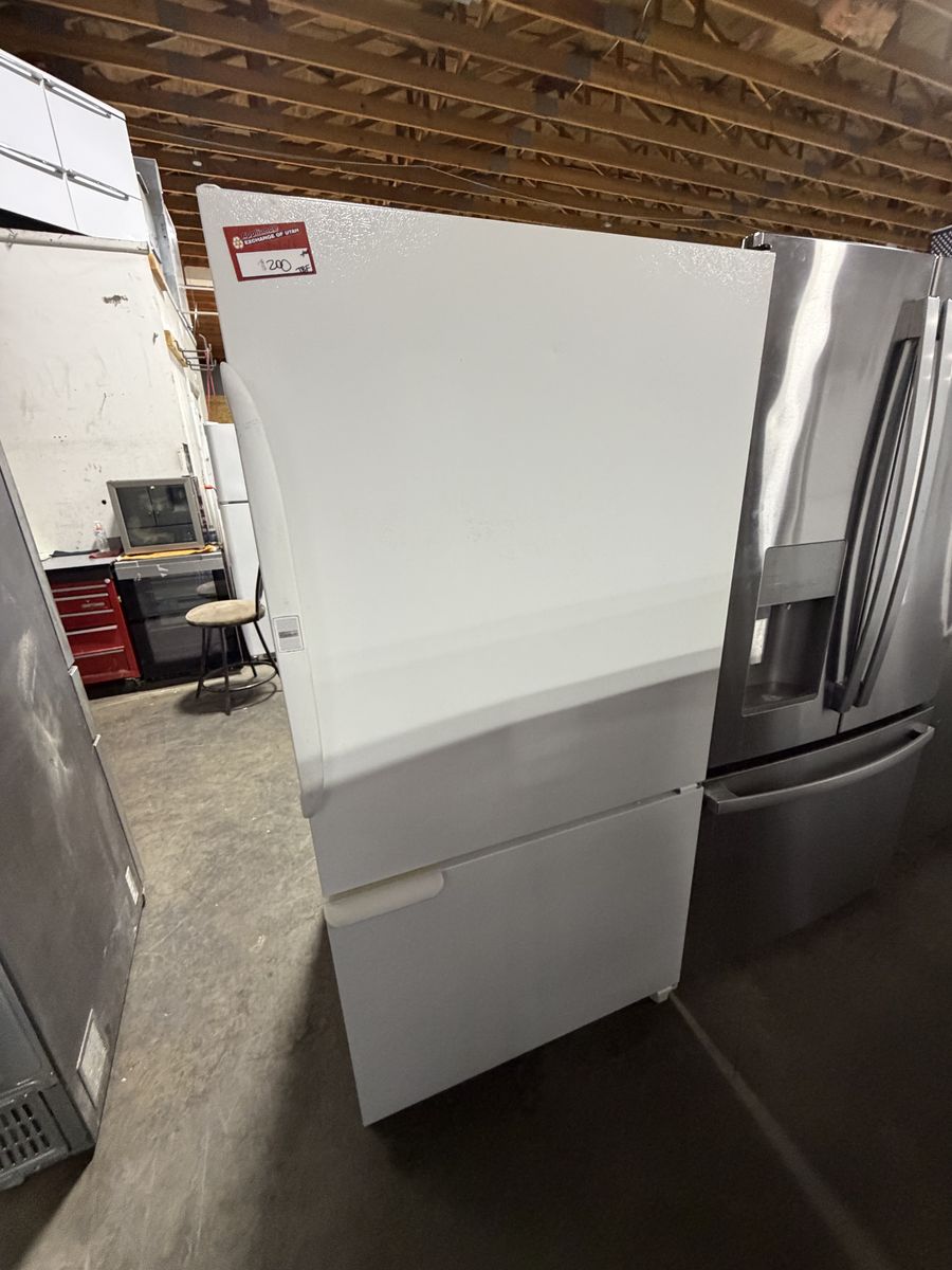 GOOD CONDITION AMANA TOP BOTTOM FRIDGE