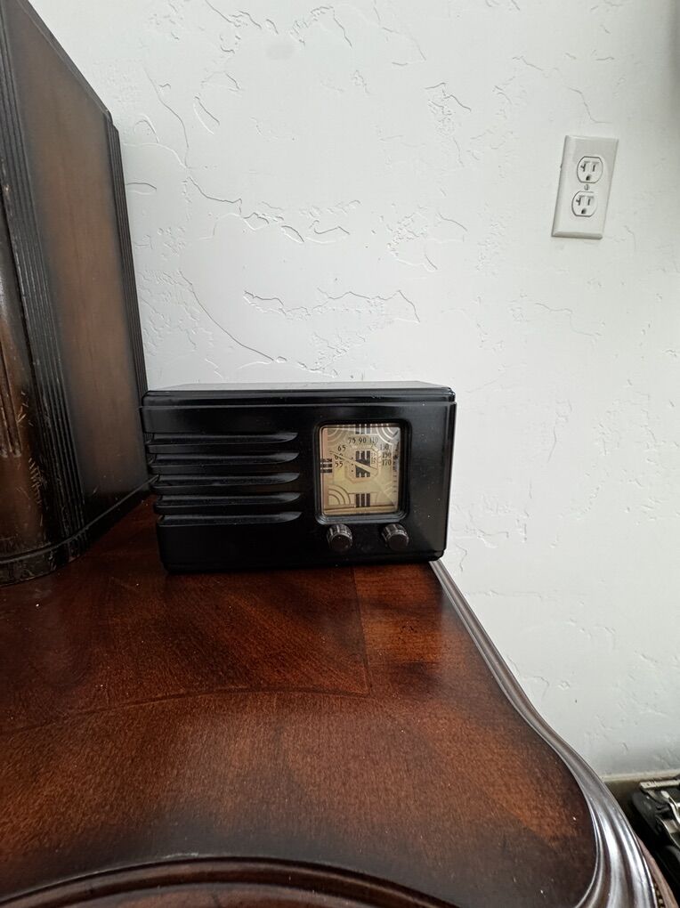 1939 Philco Radio (working)