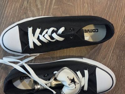 Converse Chuck Taylor All Star Low Top Black/White Sneakers - Size 8