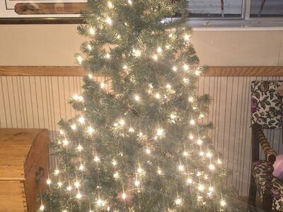 6ft Christmas tree w/ built in lights