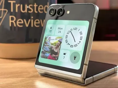 SAMSUNG Galaxy Z Flip 5 - 256 GB Unlocked