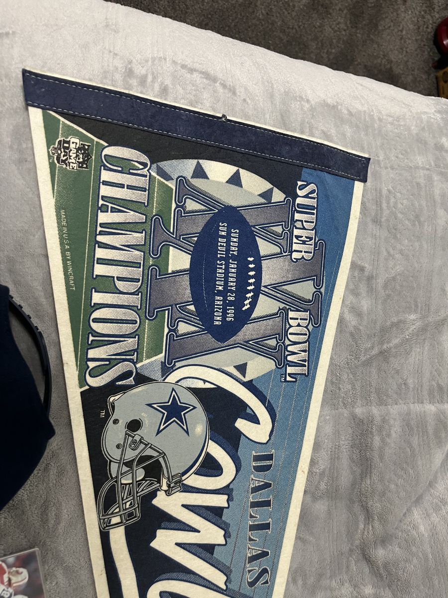 edge autographed Dallas Cowboys players and XXX SuperBowl hat along with an Super Bowl 30 banner