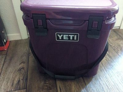 YETI Roadie 24 Hard Cooler - Nordic Purple - with Kodiak Ice Pack, Excellent Condition