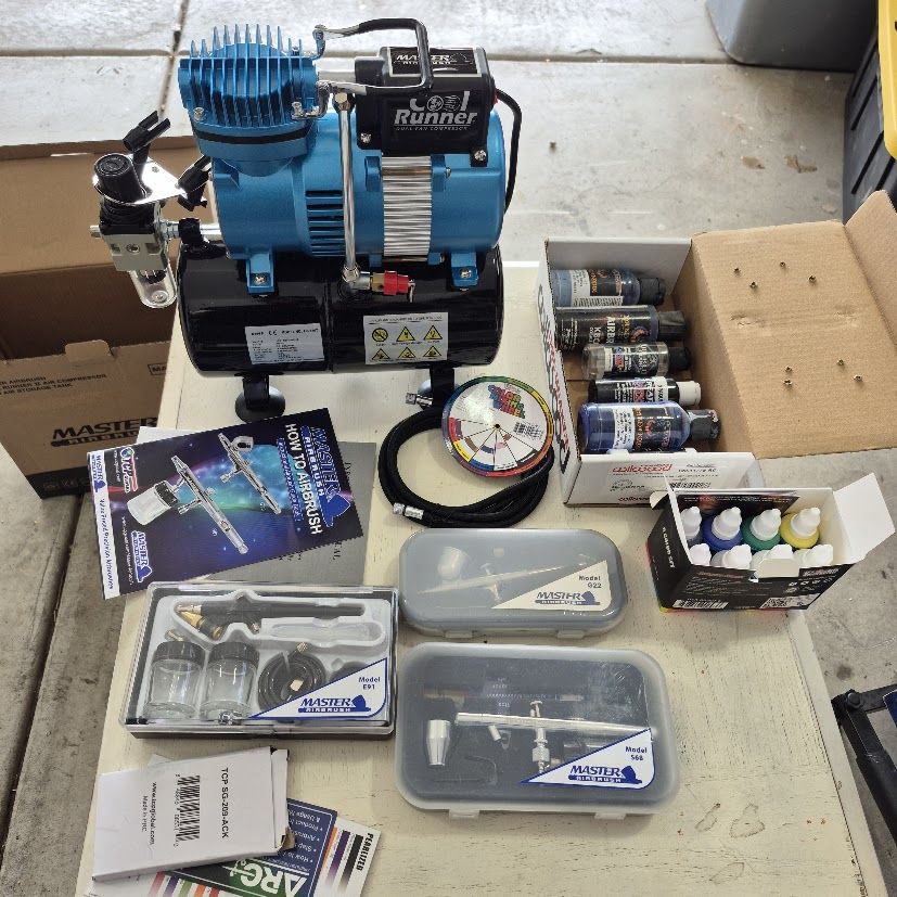Airbrush kit.  3 brushes with compressor