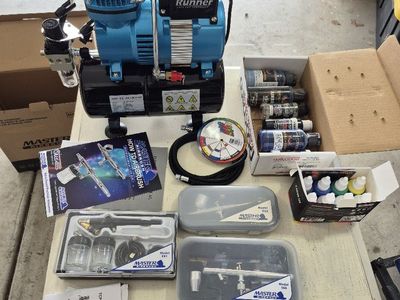 Airbrush kit. 3 brushes with compressor