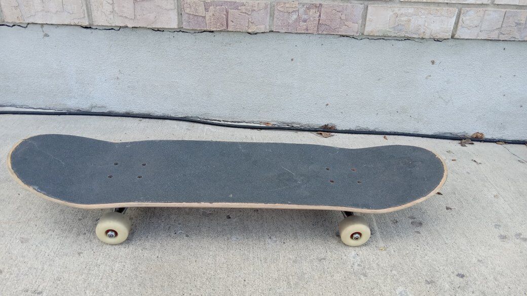 SLC MILOSPORT Custom Skateboard w/Trucks White Taylor Art Wheels