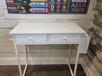 Desks/Chairs