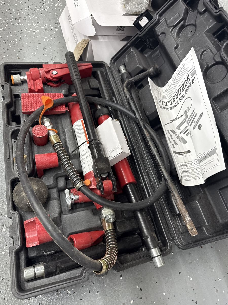 Pittsburgh 4-Ton Hydraulic Body Repair Kit - Auto Dent Puller/Spreader in Hard Case, Manual Incl.