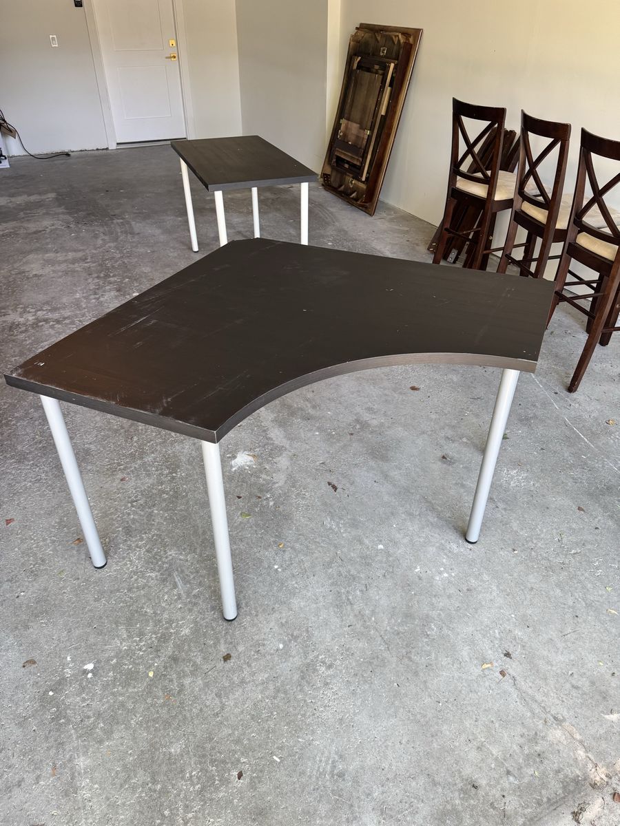 Corner desk