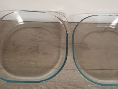 Set of 2 Glass Baking Dishes