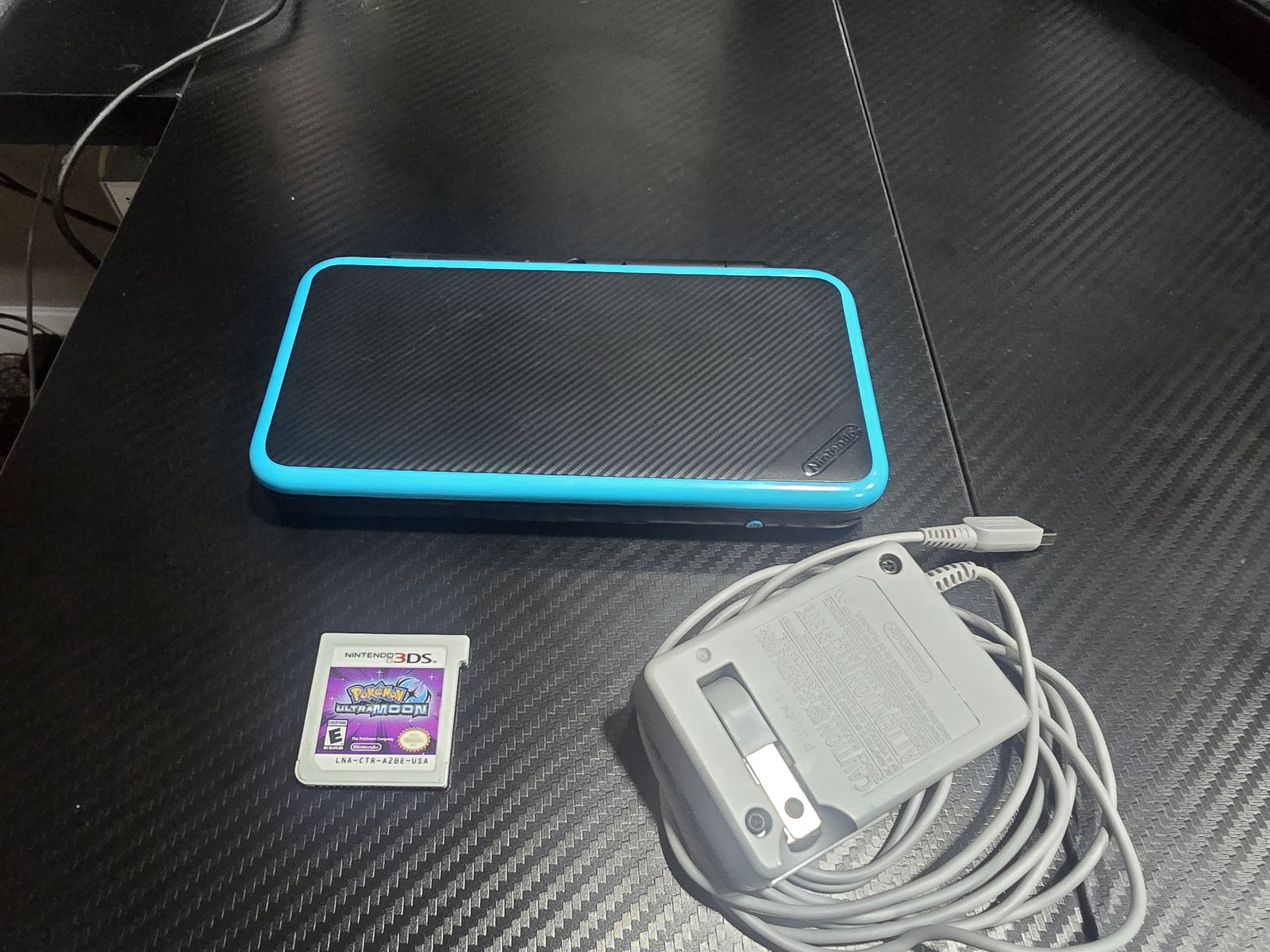 Nintendo 2ds XL w/charger and Pokemon Ultra Moon