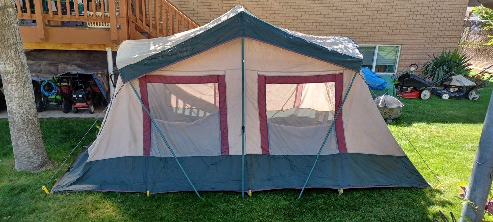 Ozark Trail. 3 Room Cabin Tent
