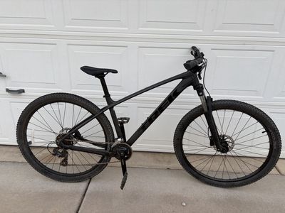 TREK Marlin 5 Mountain Bike - Black, Used, Hardtail, 29" Wheels, Disc Brakes