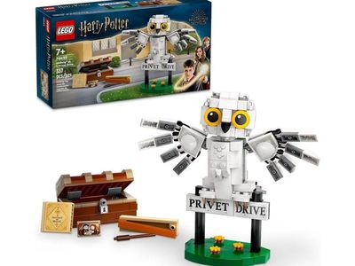 LEGO Harry Potter Hedwig at 4 Privet Drive 76425 Set - Complete with Owl, Trunk & Sign