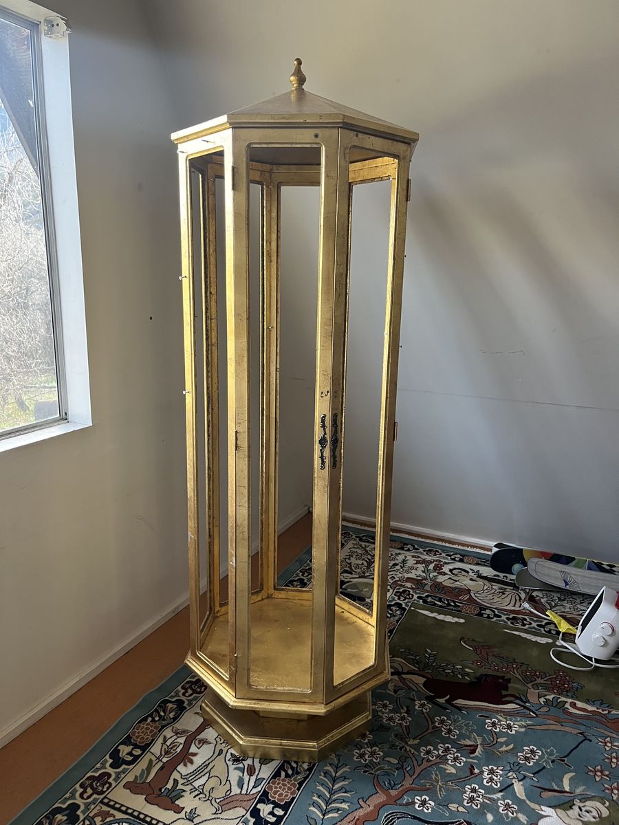 Gold decorative hutch thing
