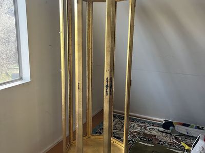 Gold decorative hutch thing