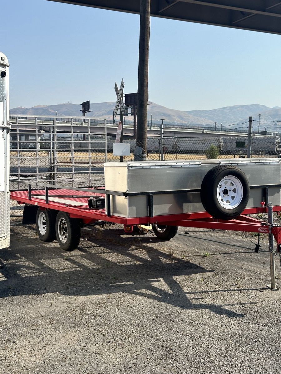 2009 Wild Cat Crane & Welding Tandem Axle Trailer