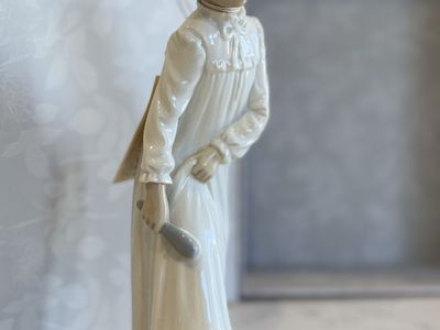 Collection of 6 Lladro/Nao collectible figurines