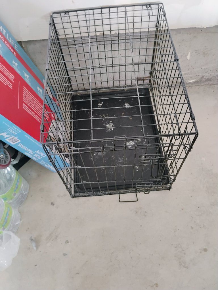 Vibrant Life One-Door Dog Training Crate - Small 24" L x 17.5" W x 20" H with Divider