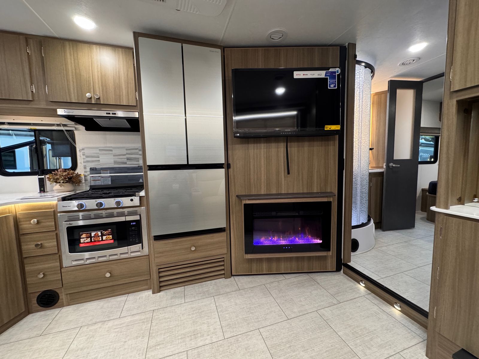 33ft Coachmen 30RS Motorhome- KING Bed- Bedroom