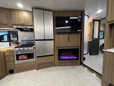 33ft Coachmen 30RS Motorhome- KING Bed- Bedroom