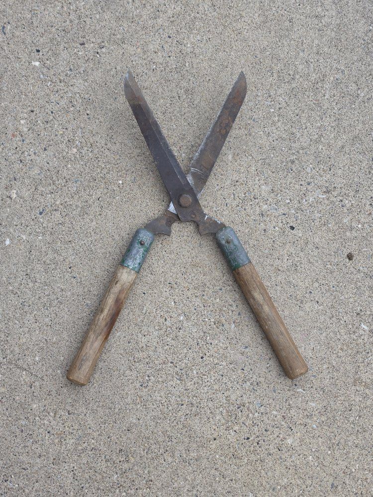 Vintage Metal Blade Wooden Handle Hedge Shears Garden Trimmers