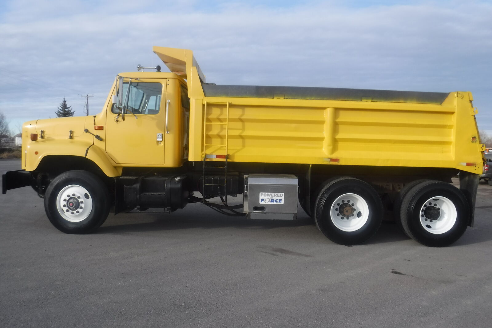 2001 IHC 2574 tandem axle dump truck