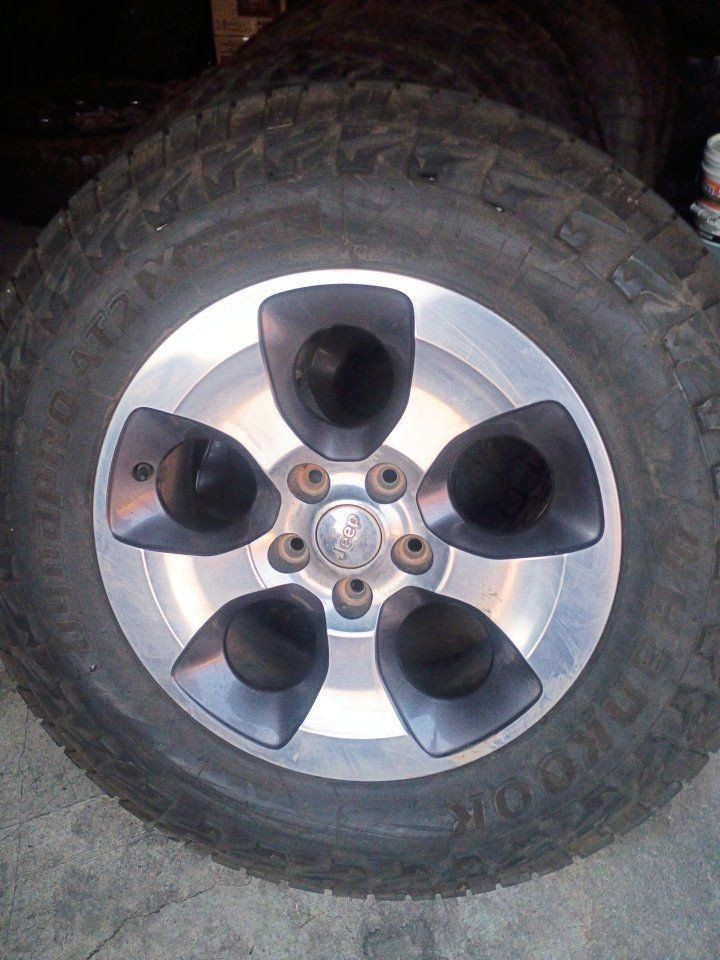 Nice Set of 255/70R18 Jeep Wheels