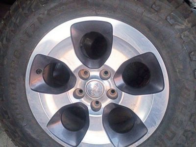 Nice Set of 255/70R18 Jeep Wheels