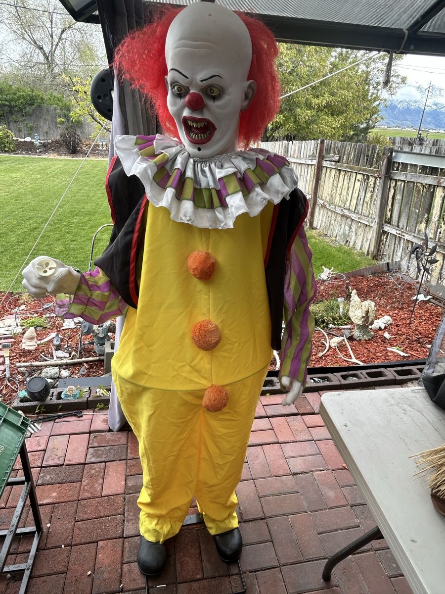 Morbid Spirit Halloween 6' Tall Pennywise IT Clown