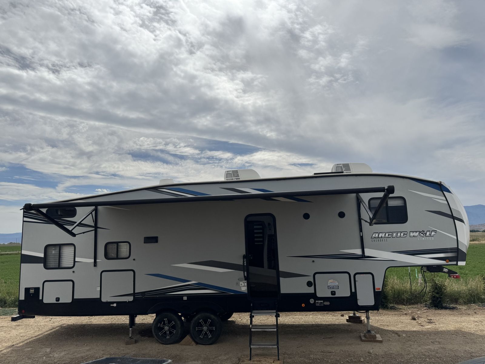 2022 Cherokee Arctic Wolf 287BH