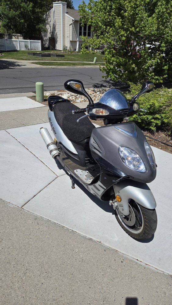 Roketa Scooter 150cc - runs needs 2 new tires