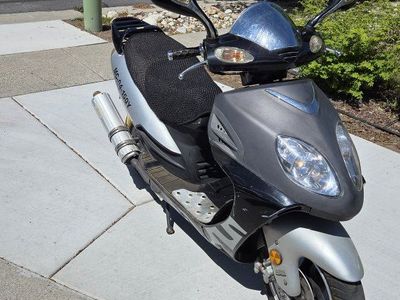 Roketa Scooter 150cc - runs needs 2 new tires