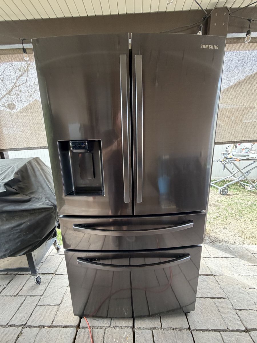 Samsung French Door Black Stainless Steel Refrigerator w/ Ice & Water