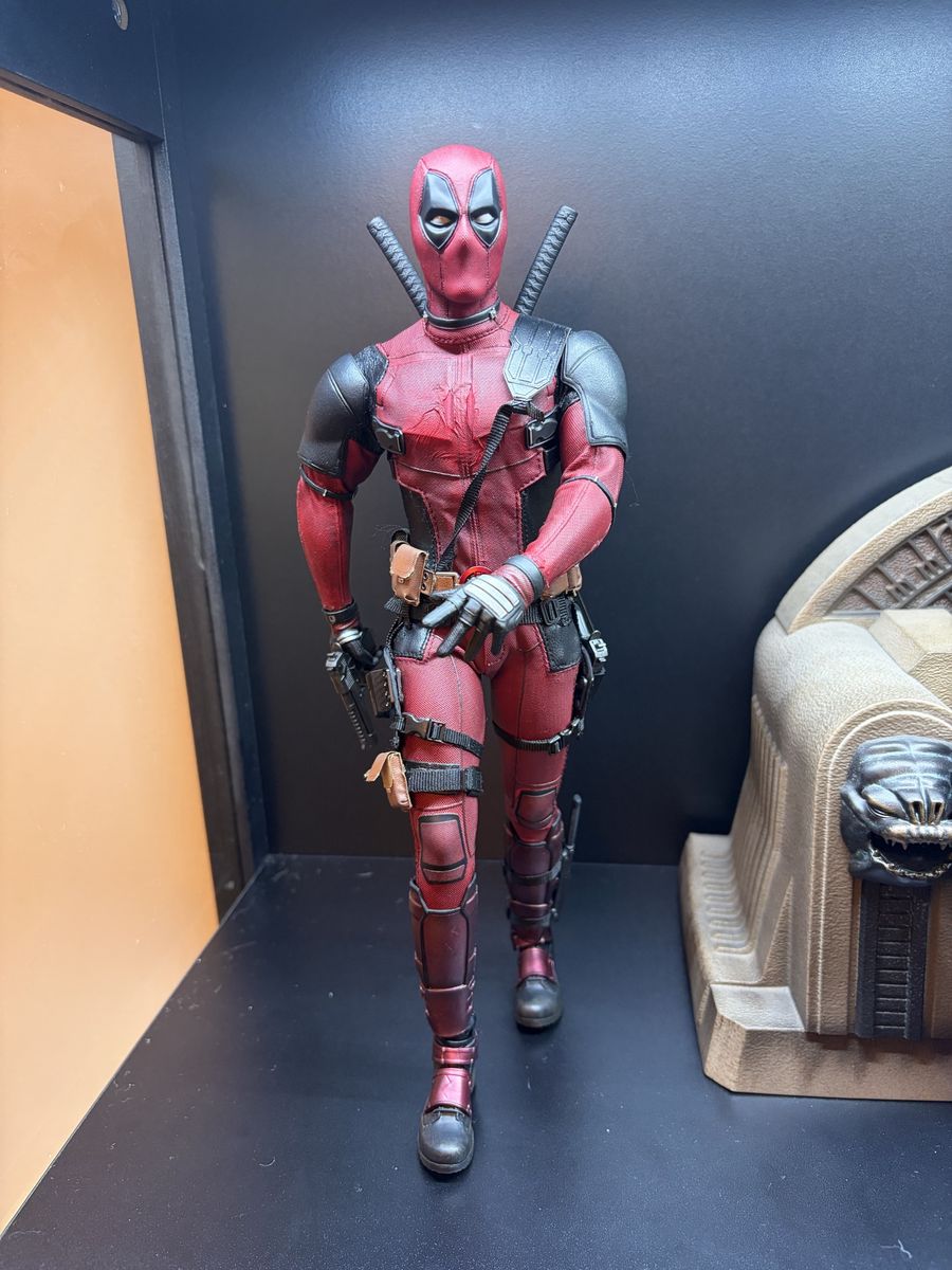 Dead pool hot toy