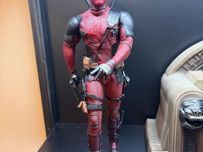 Dead pool hot toy