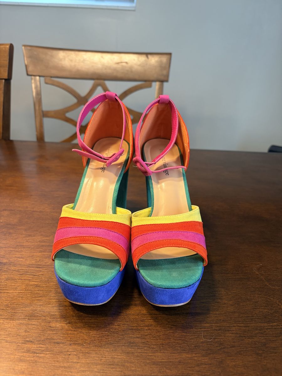 Unique Vintage Pride Heels! Size 7 fits like 8