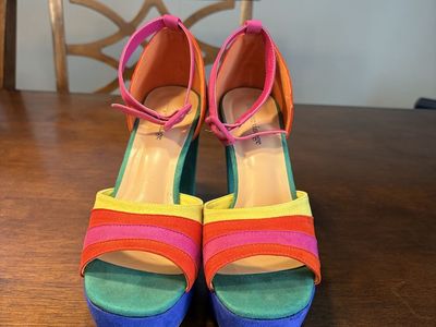 Unique Vintage Pride Heels! Size 7 fits like 8