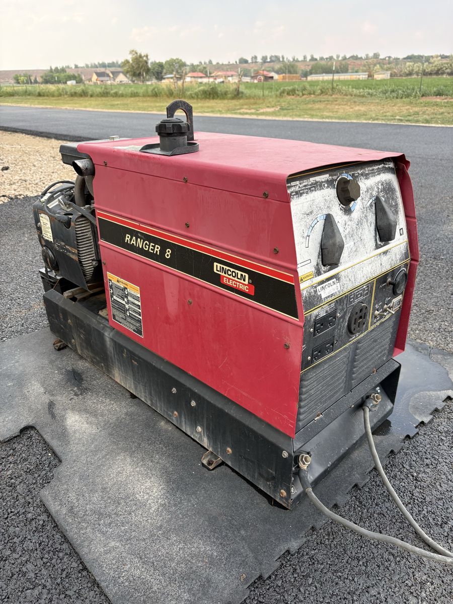 Lincoln Electric Ranger 8 Engine Driven Welder Generator - Red & Black