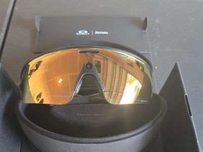 Oakley x Meta Vangaurd Smart Glasses Sunglasses with Charging Case and Box