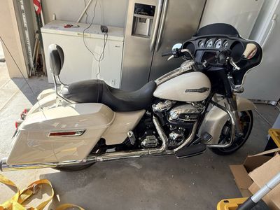 2022 Harley-Davidson Street Glide Touring Motorcycle 800 miles