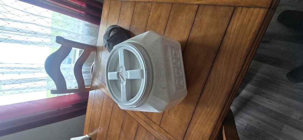 Cat/Dog food container