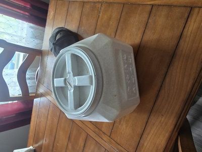 Cat/Dog food container