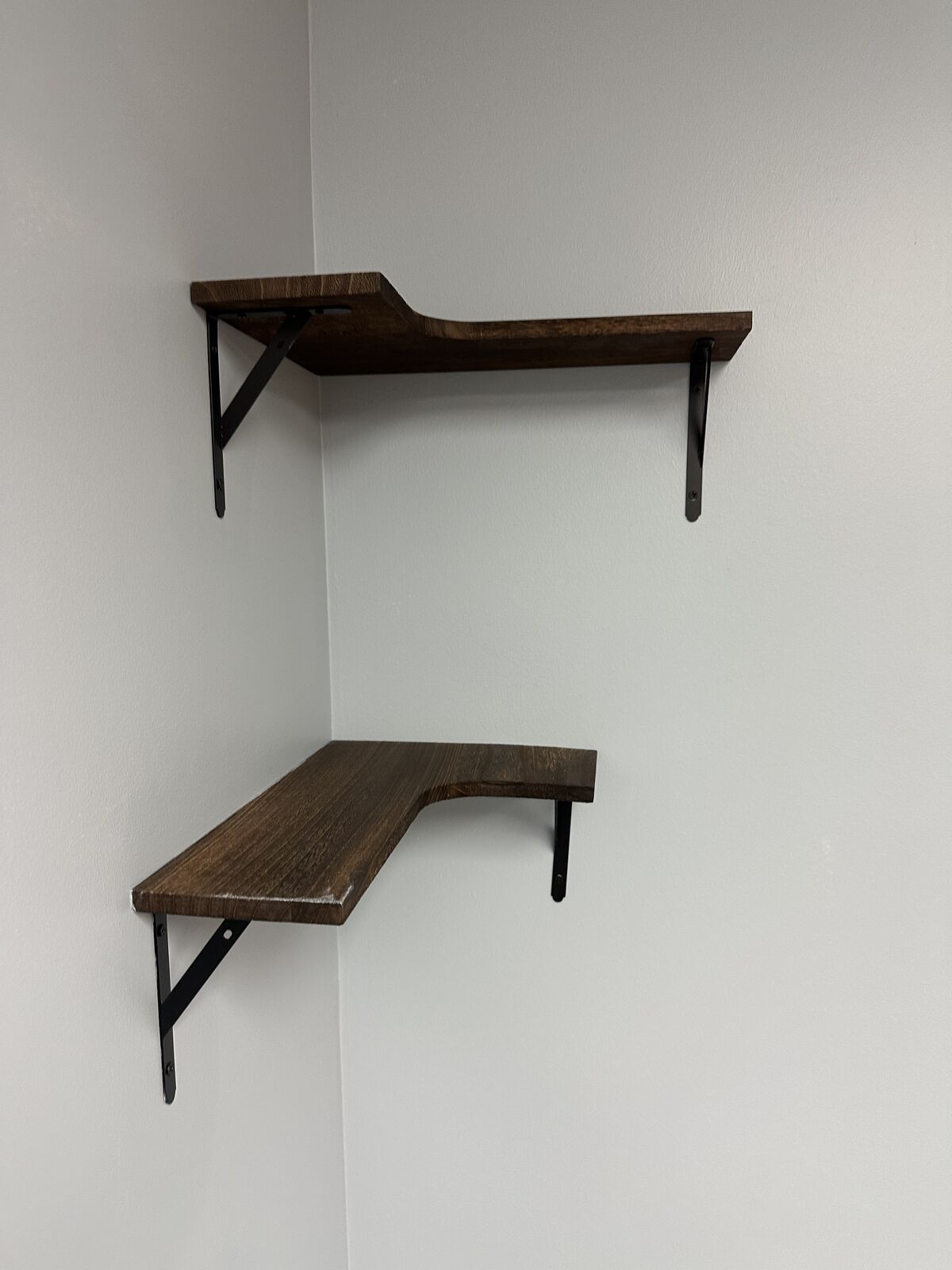 Corner display shelves